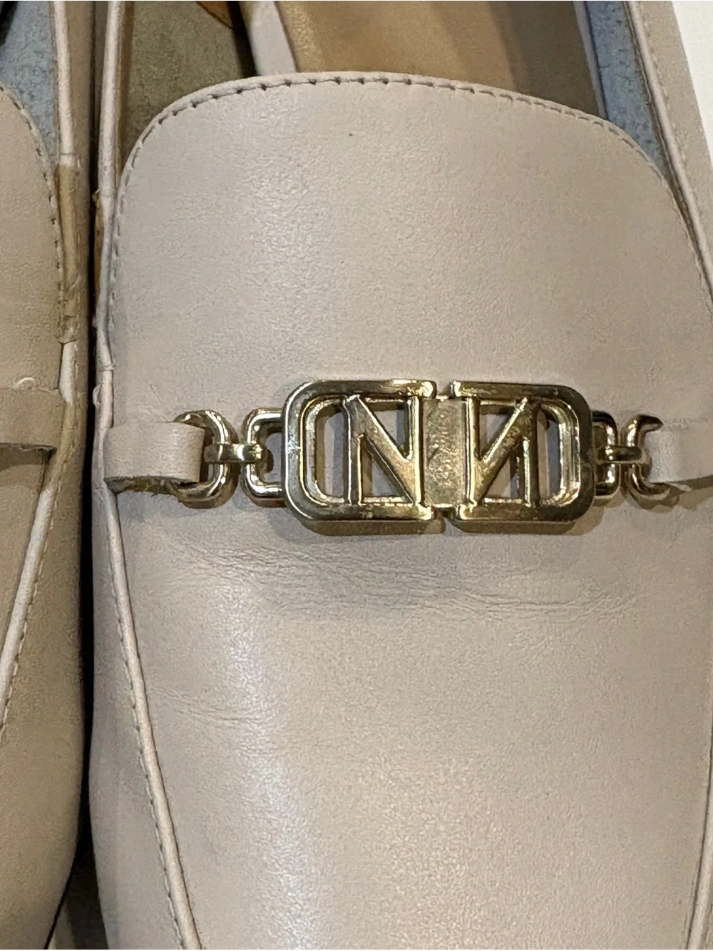 Naturalizer Women's Cream Leather Loafers with Gold Hardware Size 10.5